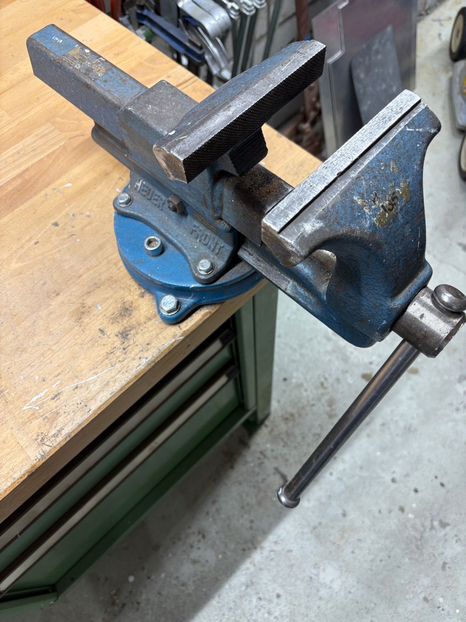 Werkbank met bankschroef