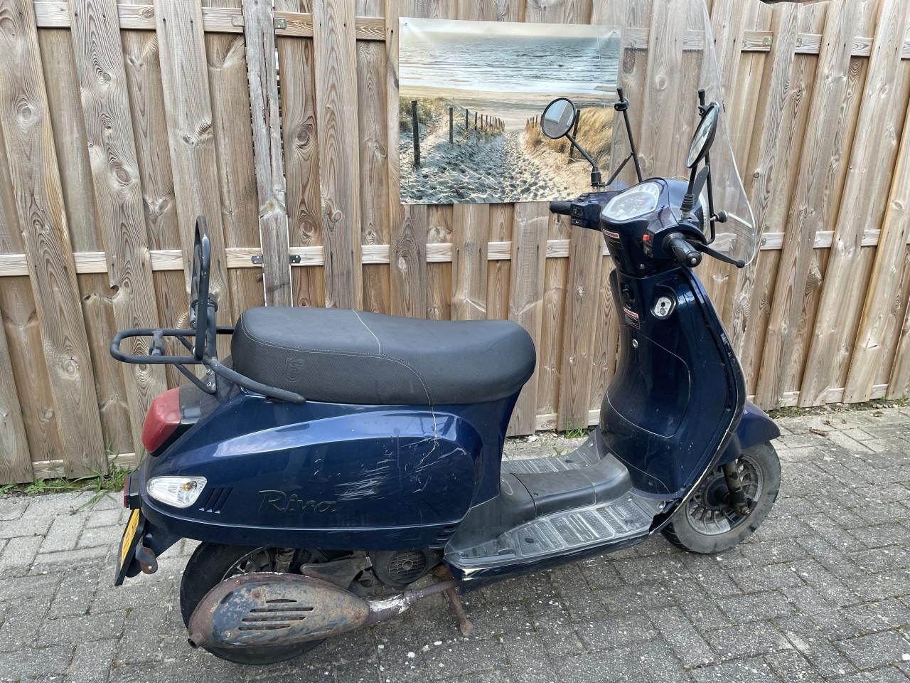 Riva Scooter geel kenteken met gebruikers sporen