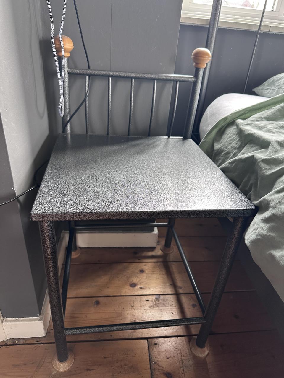 2-persoonsbed met nachtkastjes en make up tafel industrieel