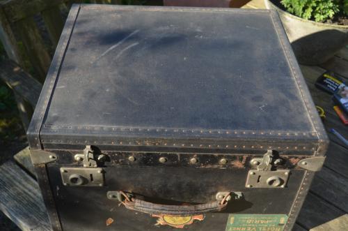 Fraaie antieke (houten?) reiskoffer met goed beslag