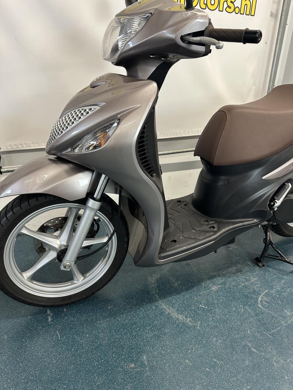 Suzuki Sixteen 150 2012 met zeer lage km stand