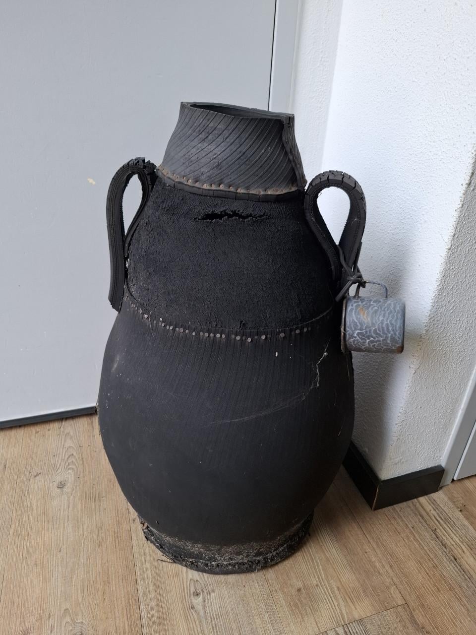 Hoge vaas van autobanden