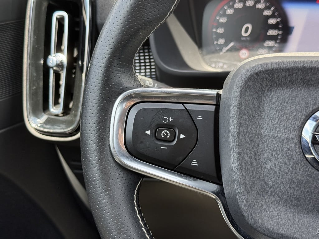 Volvo XC40 t5 262pk recharge r-design | panodak| adap.cruise| 360camera| el