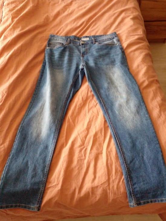 2 heren spijkerbroeken maat 36 / 32 in goede staat.