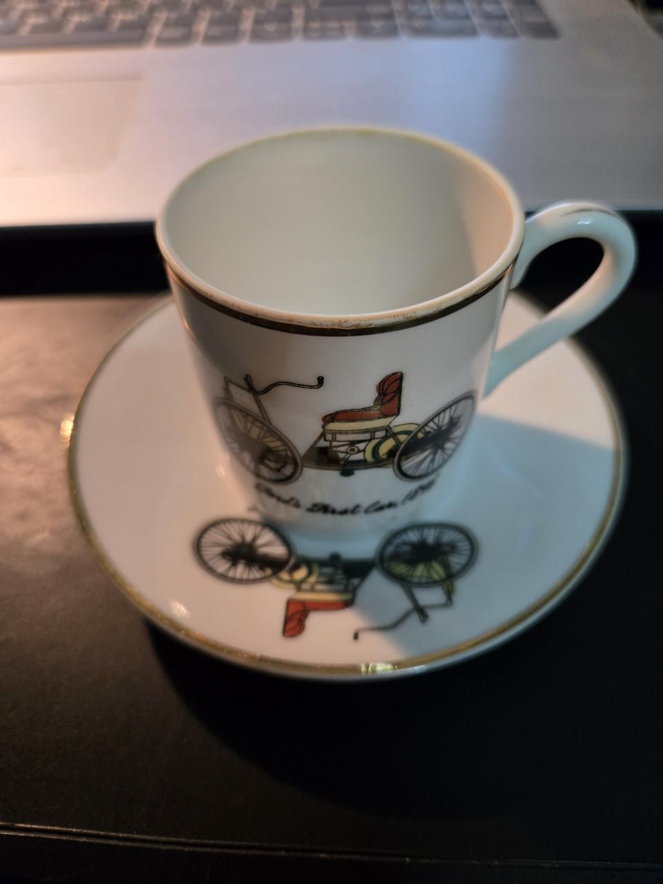Vintage verzamelobject Ford's First Car 1896 demitasse kop en schotel set.