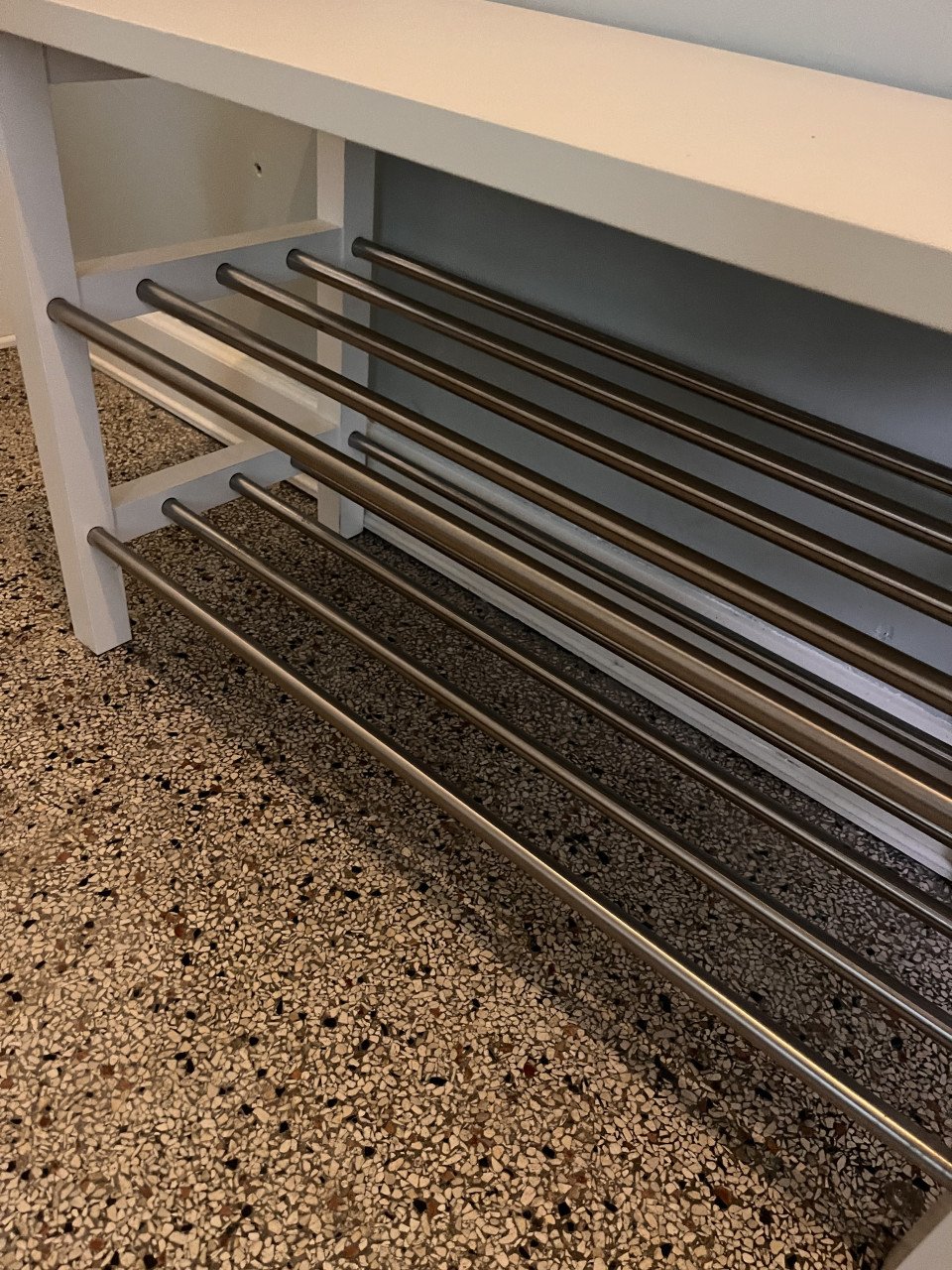 Schoenenrek. Schoenenbankje. Mooi, wit.