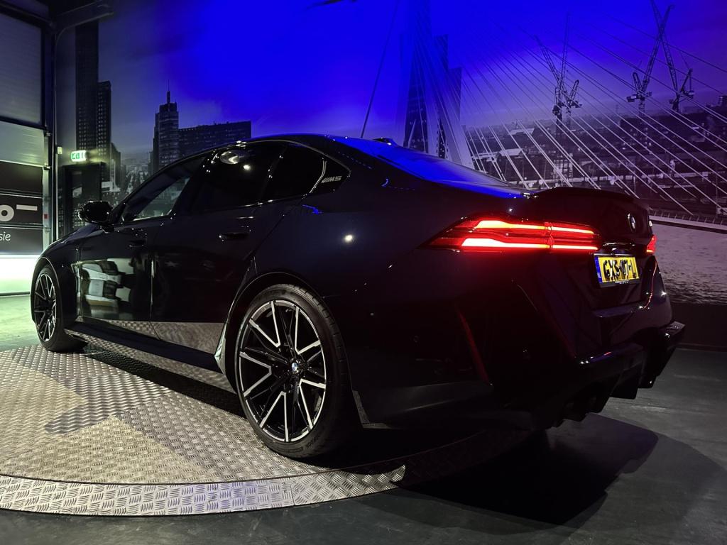 BMW M5 5-serie *limousine v8 m hybrid*carbon extr*b&w*alcantarahemel*nl-aut