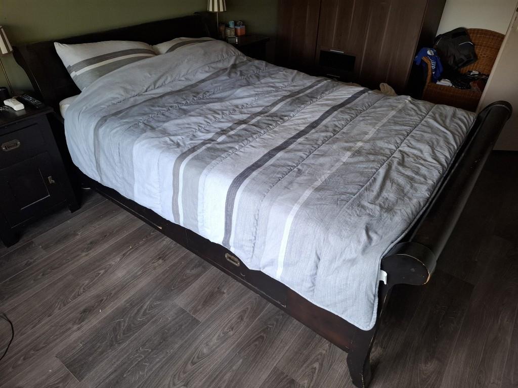 Tweepersoonsbed 140x200 met opberglades en verstelbare lattenbodems
