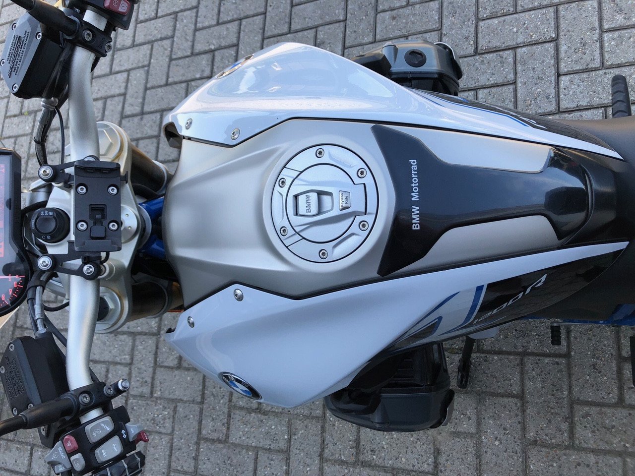 BMW R1200R LC uit 2017 met 65 dkm, full-option, kofferset, etc €8995,-