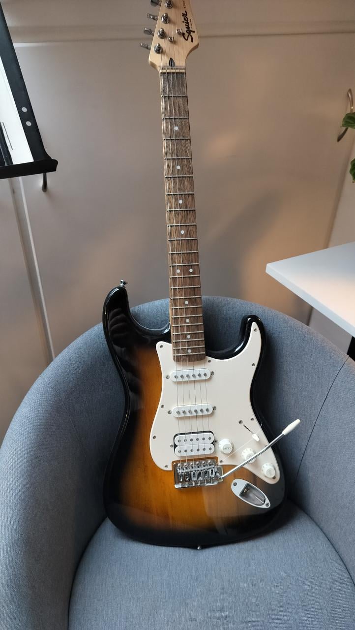Squier Bullet Strat HSS BSB