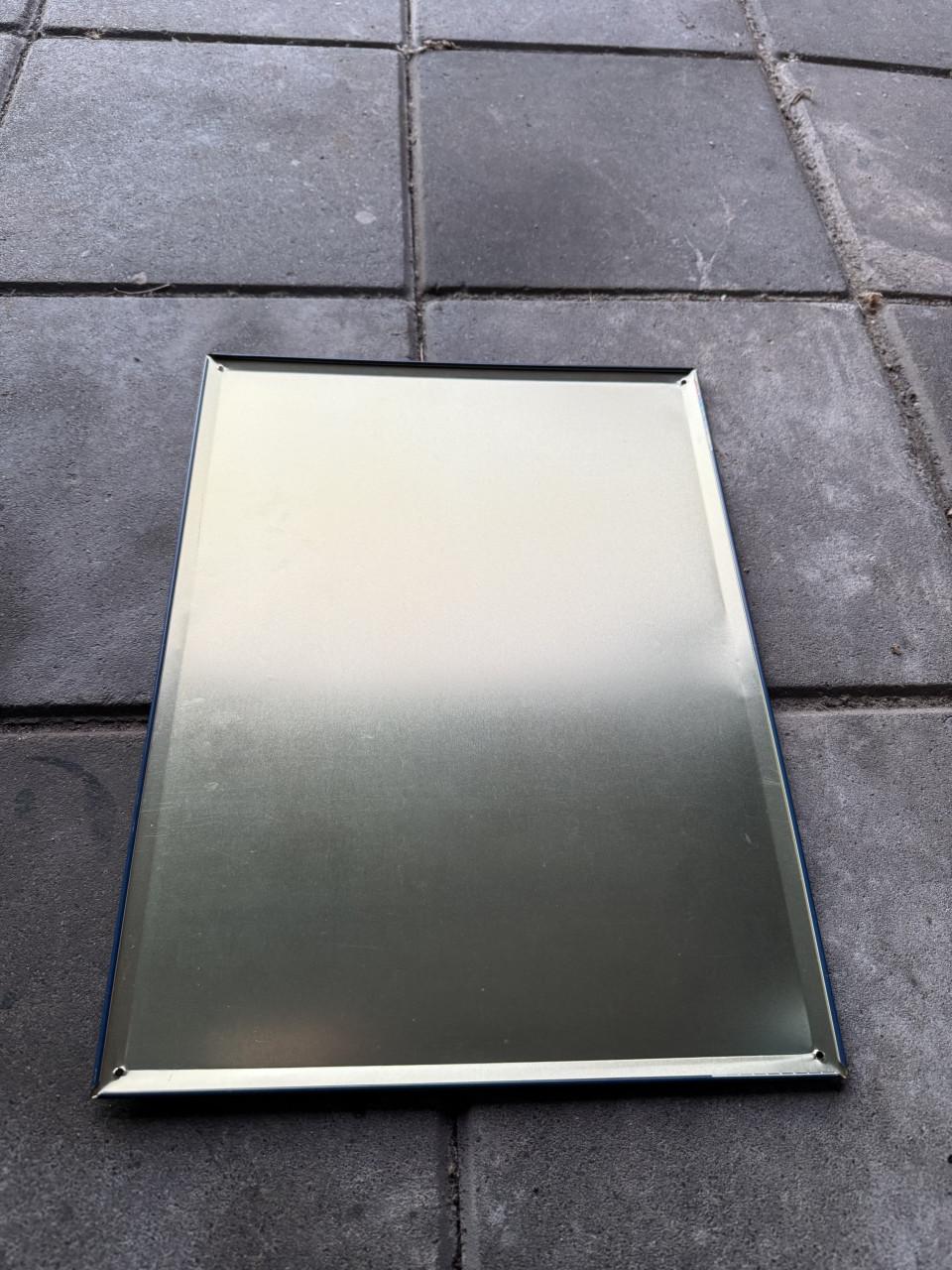 Mercedes benz metalen plaat.