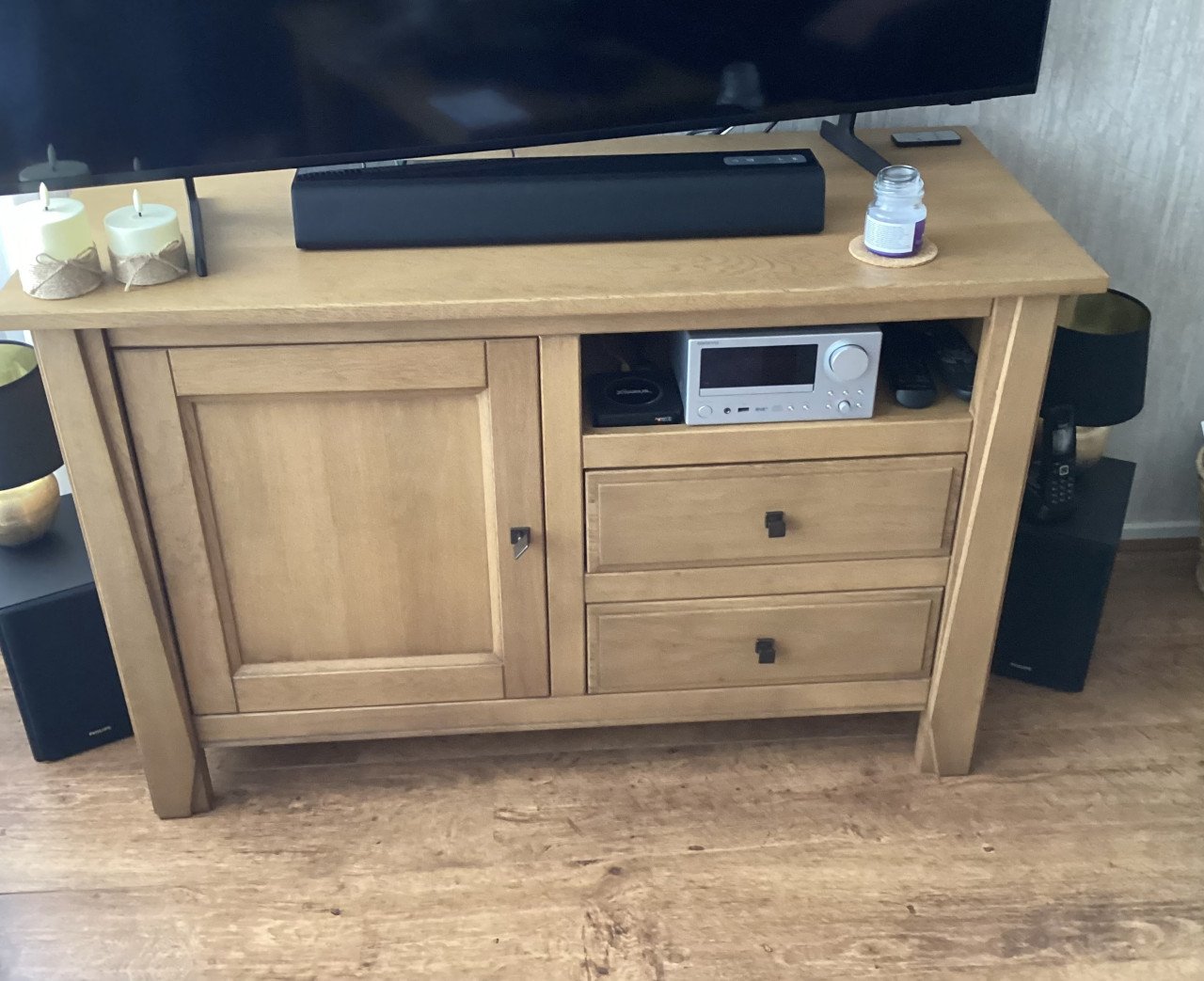 Mooi eiken dressoir, bijpassend tv kastje, lederen bankstel en salontafel