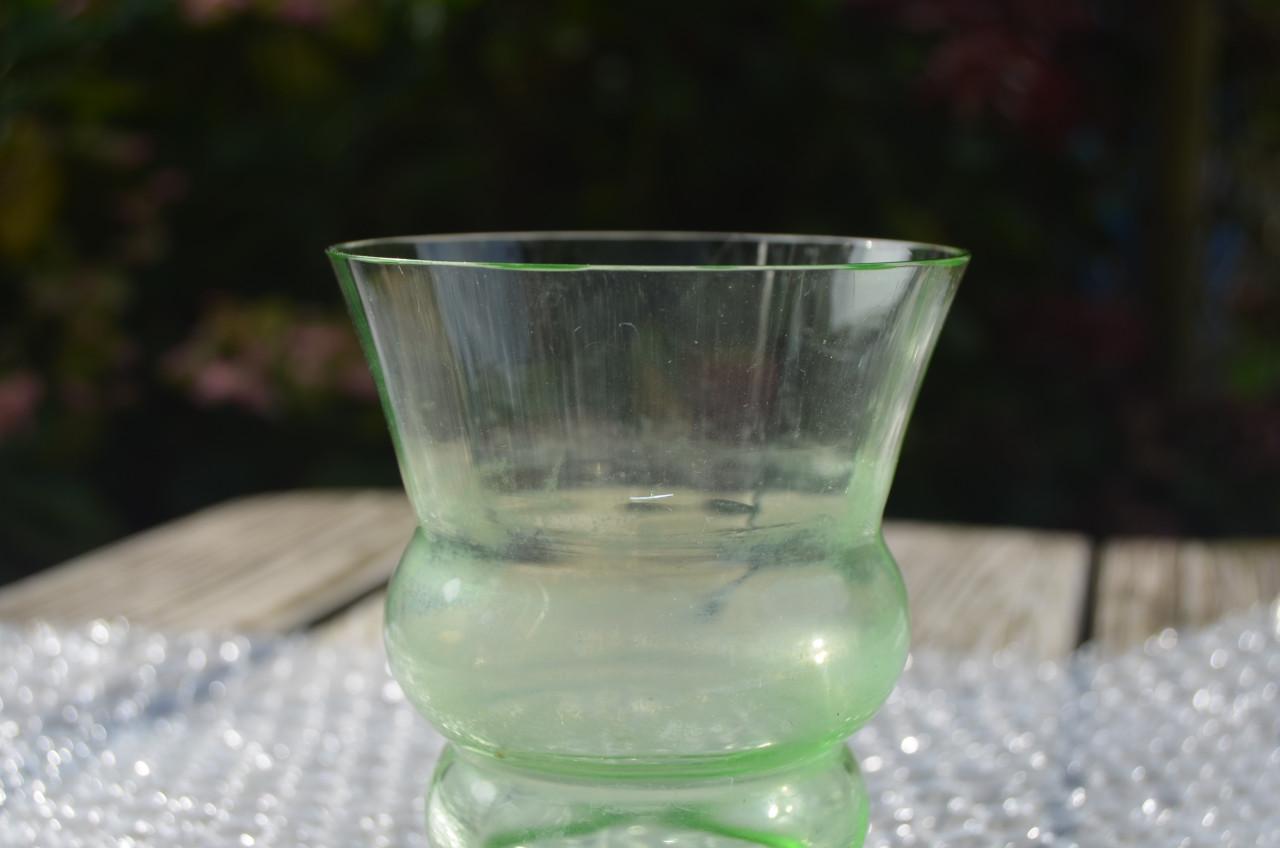 Mooi groen glas/vaasje in gebruikte staat.