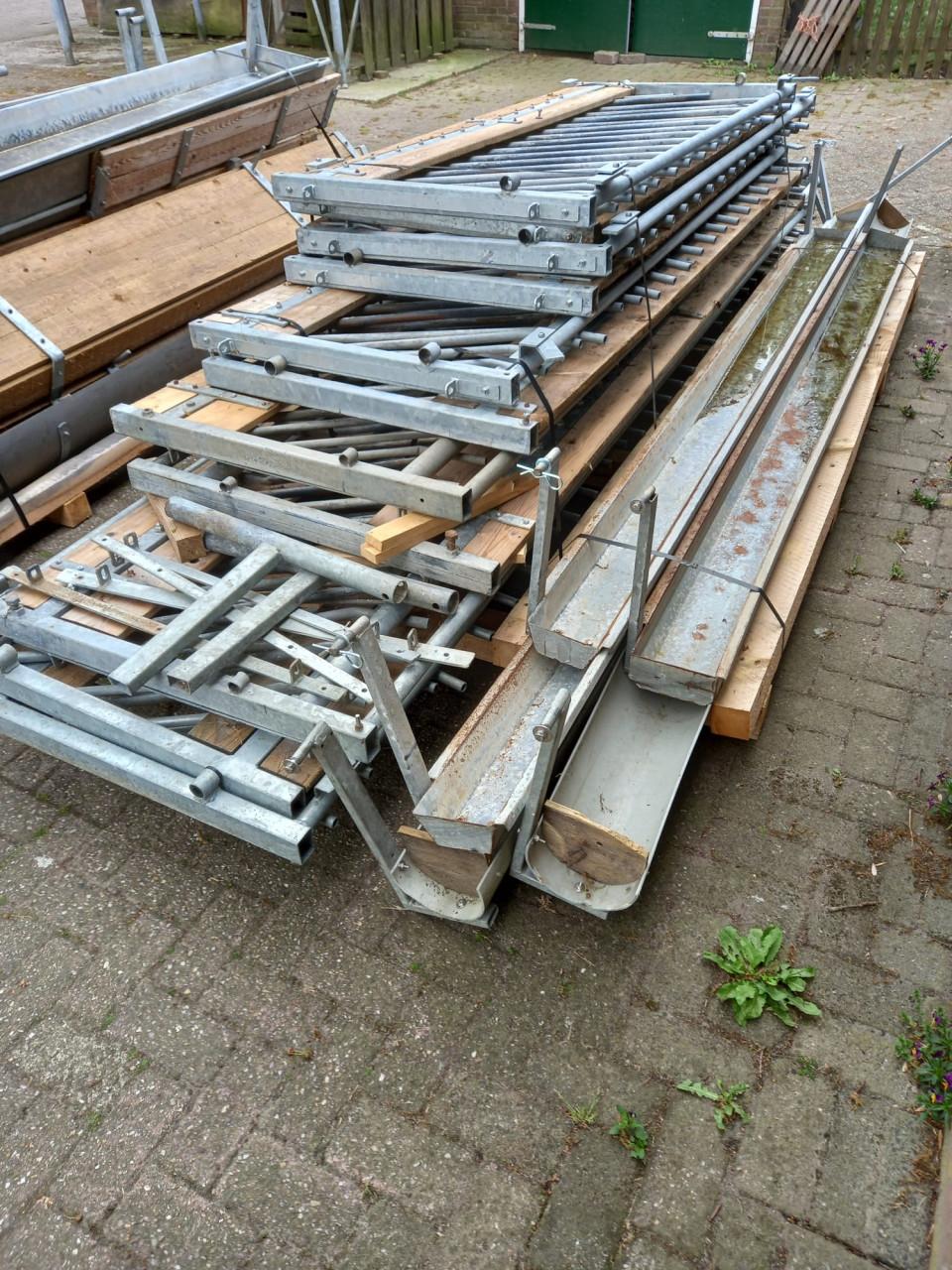 Zelfsluitende voerhekken