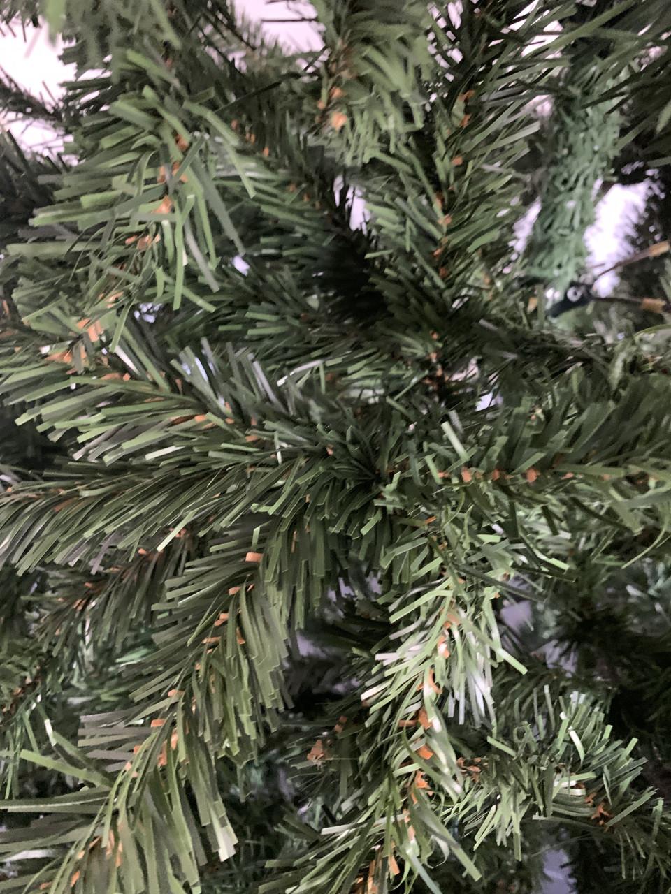 Kerstboom 2.15 m. 1.27 m breed ( Intratuin)