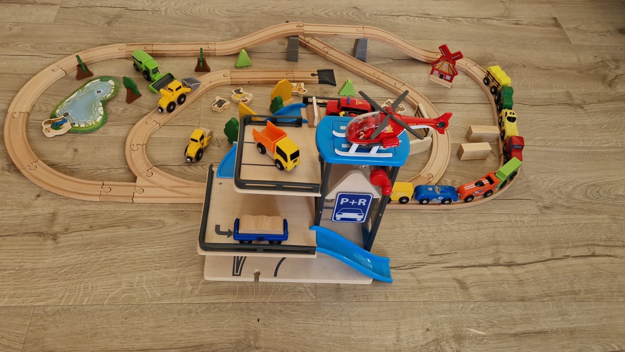 Houten speelgoed baan met parkeergarage