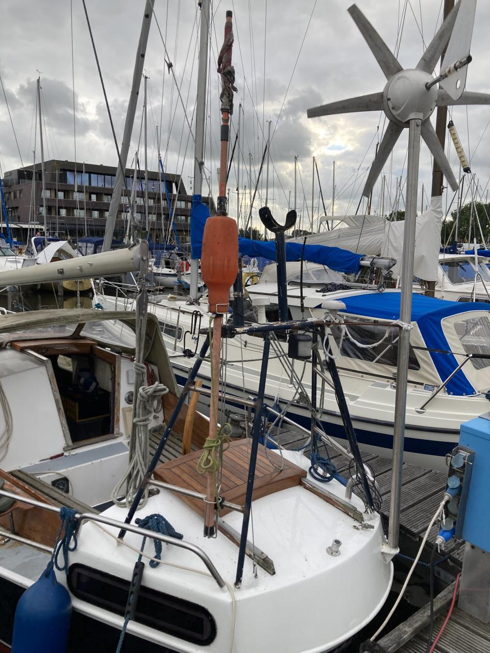 Zeilboot met strijkbare mast