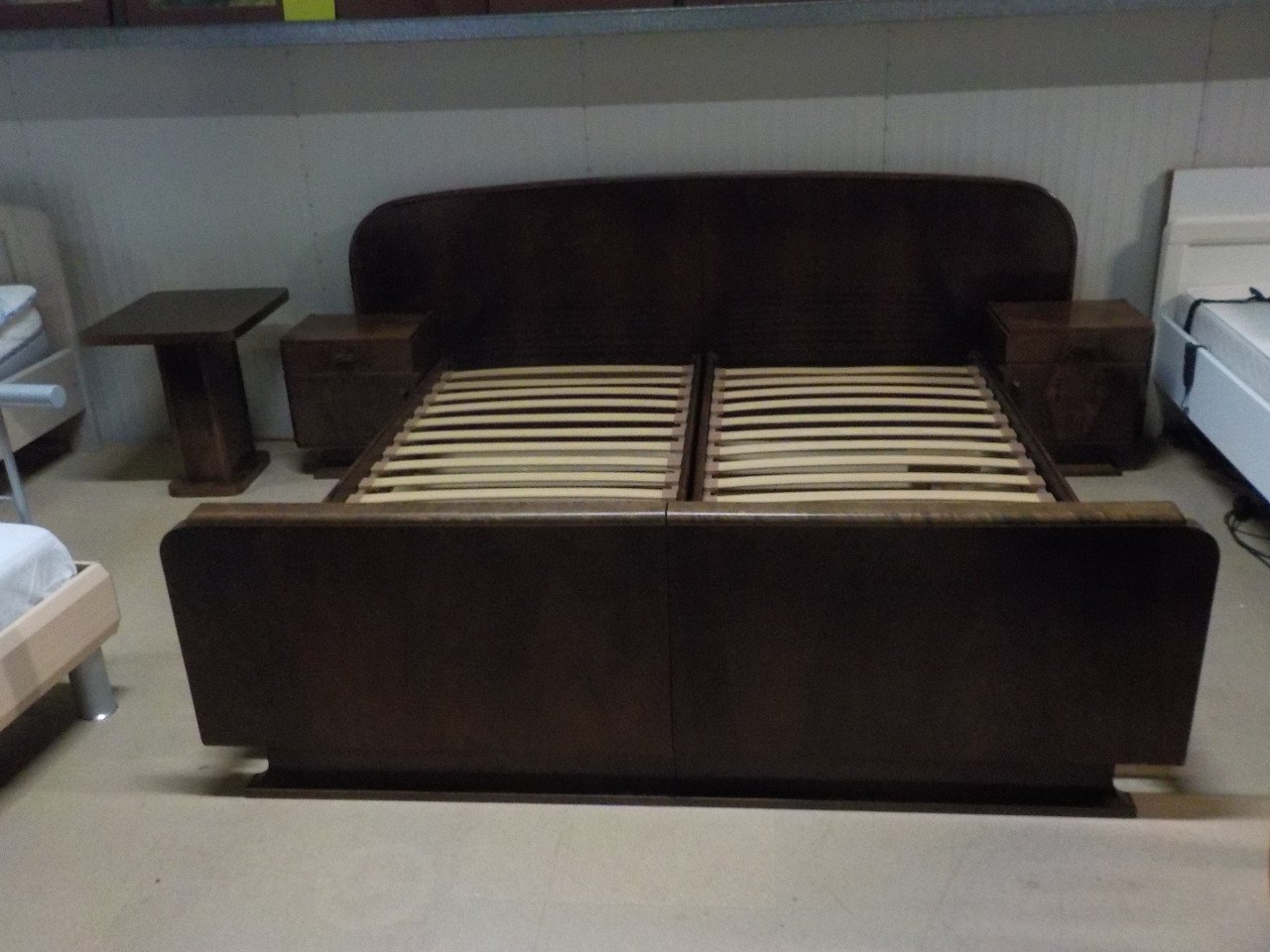 Jaren '50ledikant met 2 bodems en 2 matrassen en 2 nachtkastjes 180 x 200cm
