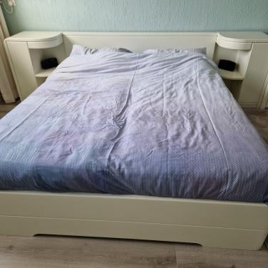 Te koop bedombouw met nachtkastjes.