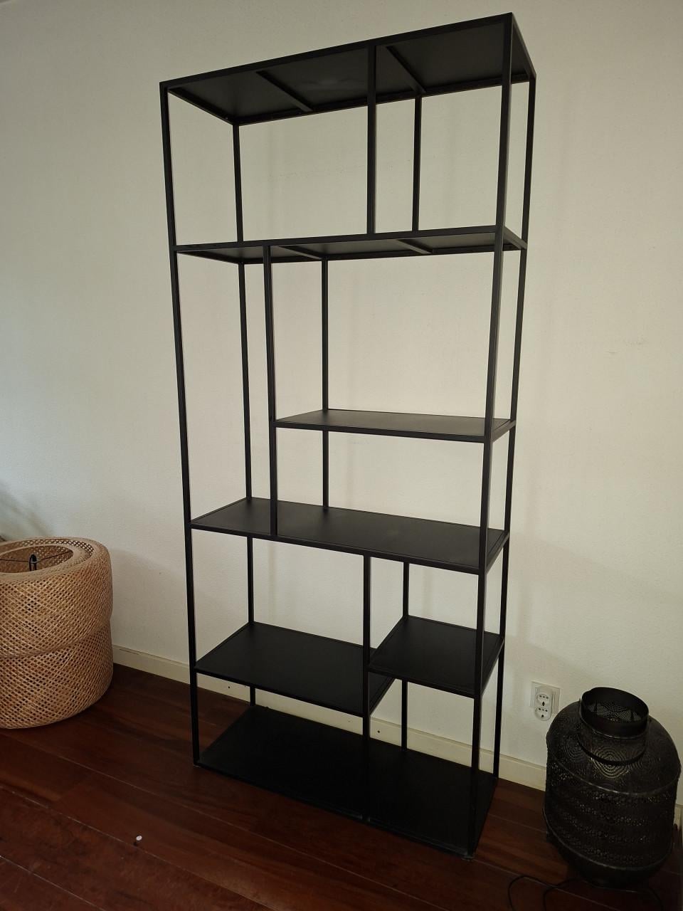 Zwarte metalen kast