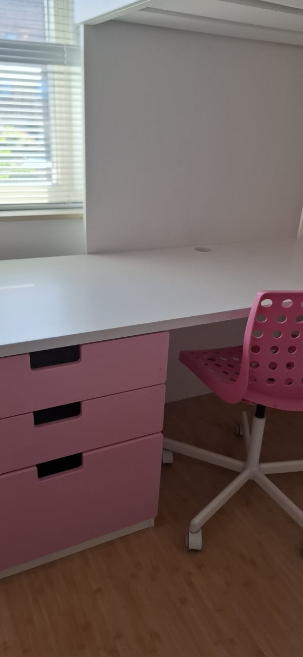 Hoogslaper met bureau en kast