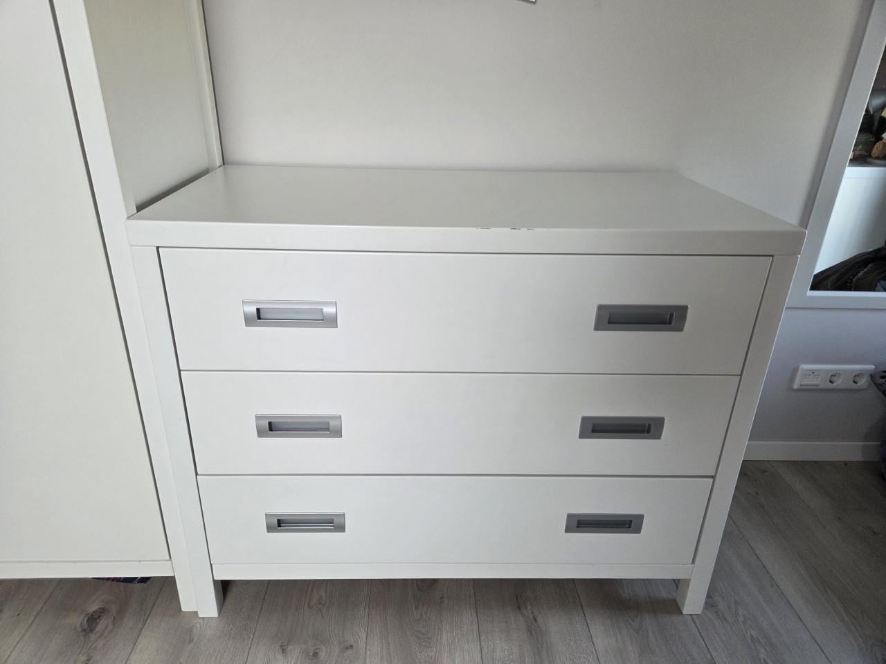 Complete babykamer: ledikant, commode en kast