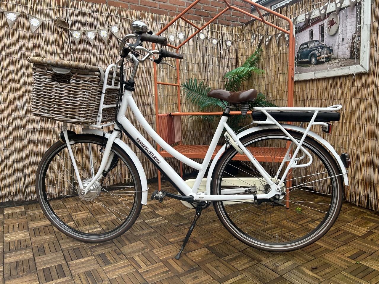 Elektrische damesfiets Sparta Pick up met mand, wit