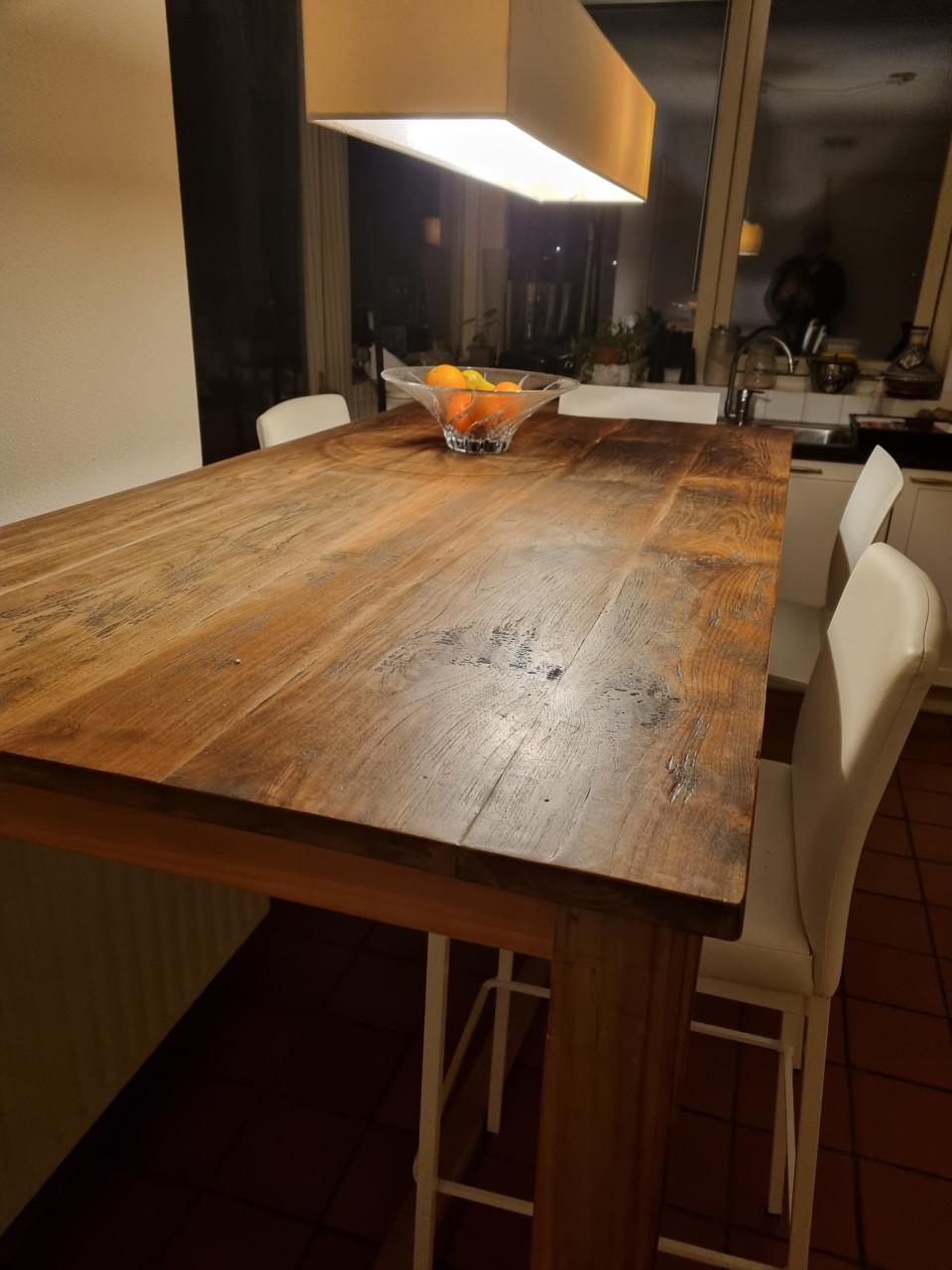 Hoge tafel inclusief vier hoge stoelen / krukken