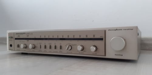 Marantz SR1100L stereo receiver met platenspeler ingang.