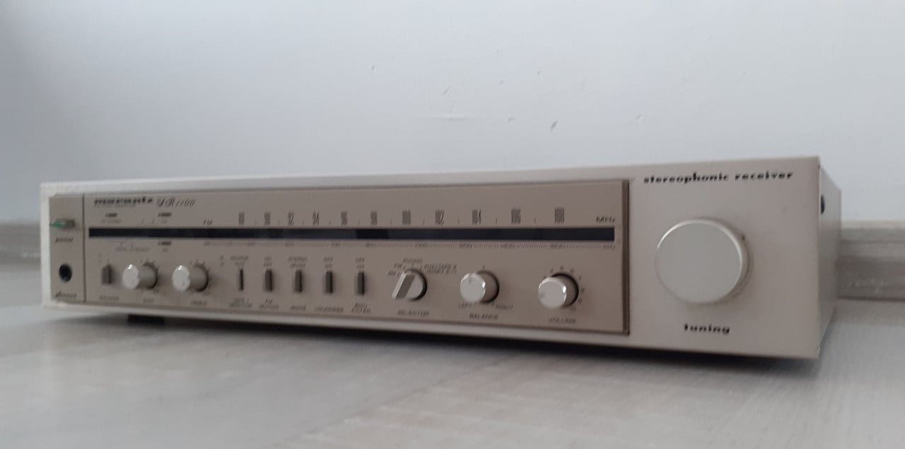 Marantz SR1100L stereo receiver met platenspeler ingang.