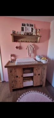 Steigerhouten babykamer