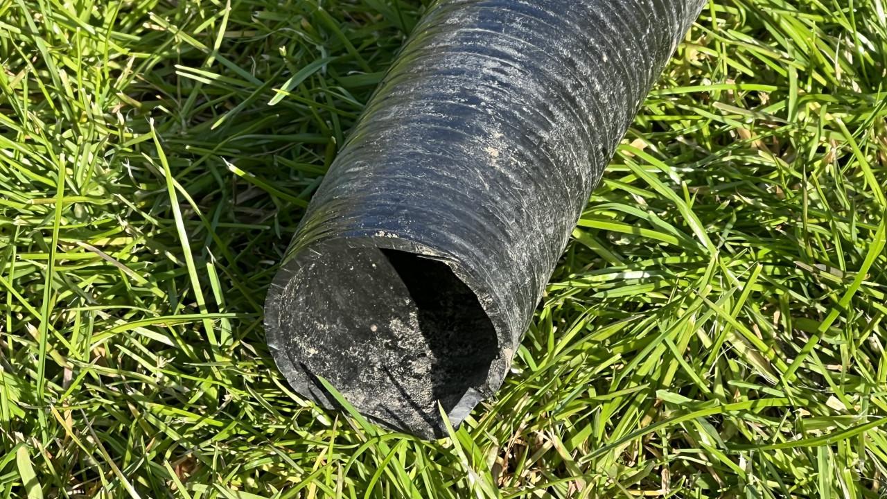 Vijver visnet en filterpomp slang