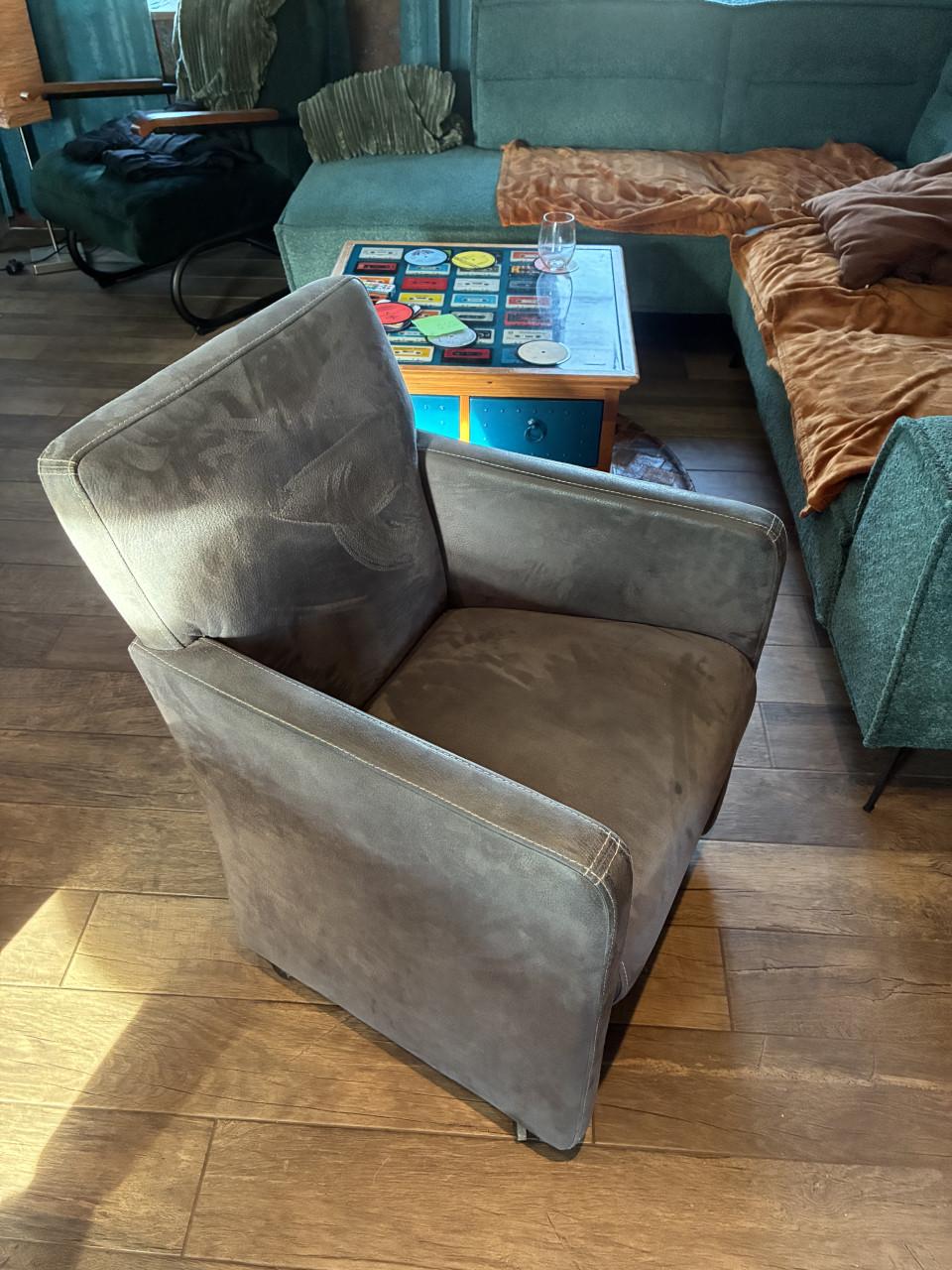 Eetkamertafel en 4 eetkamerstoelen gratis!!!