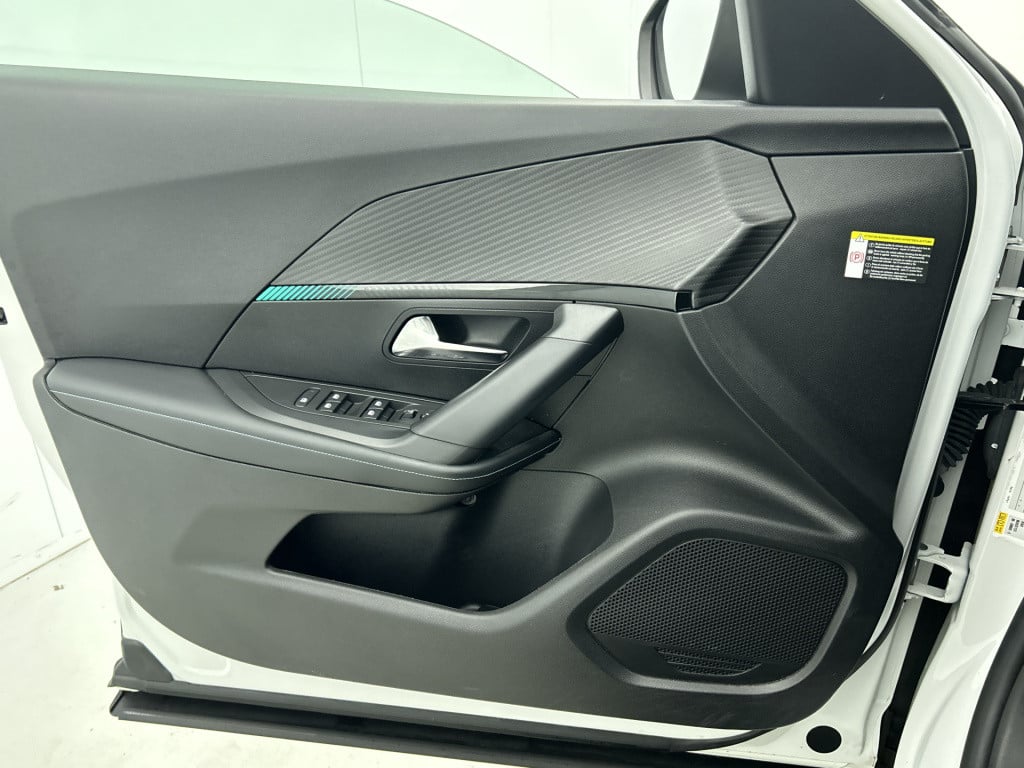 Peugeot E-2008 ev blue lease allure 50 kwh | rijklaar |