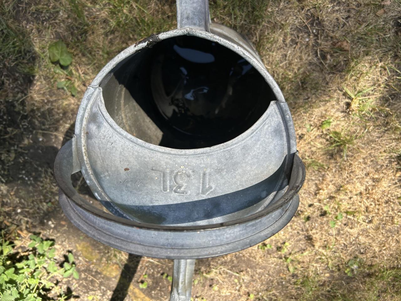 Grote oude zinken gieter