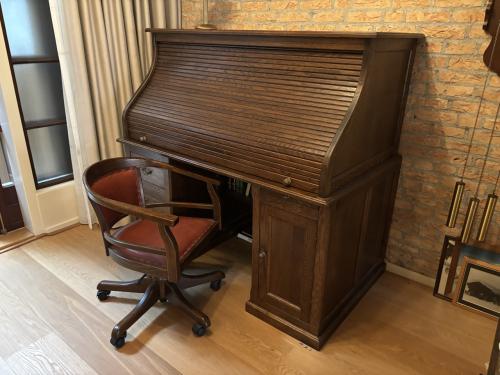 Antiek bureau met bijpassende stoel