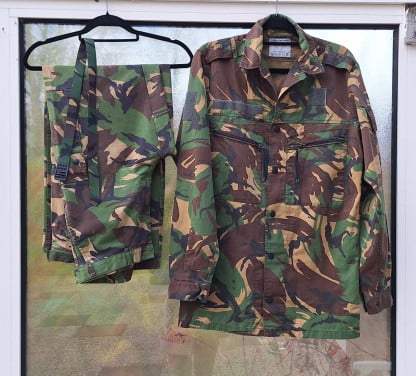 Camouflage Jagers outfit. Jas, Broek en Riem Maat M/L