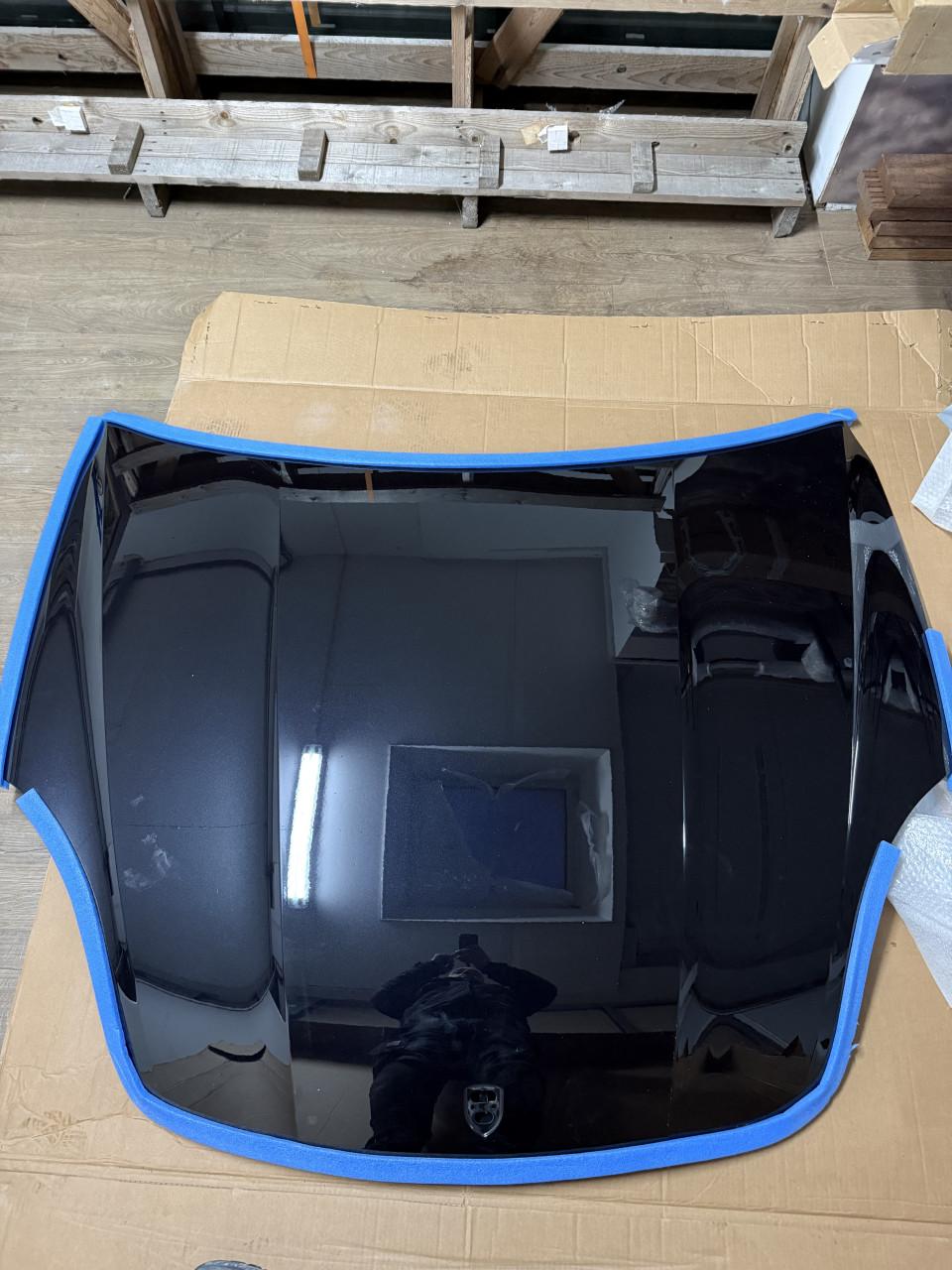 Nieuwe motorkap voor Porsche Cayenne.