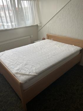 Stevig bureau en bedombouw gratis