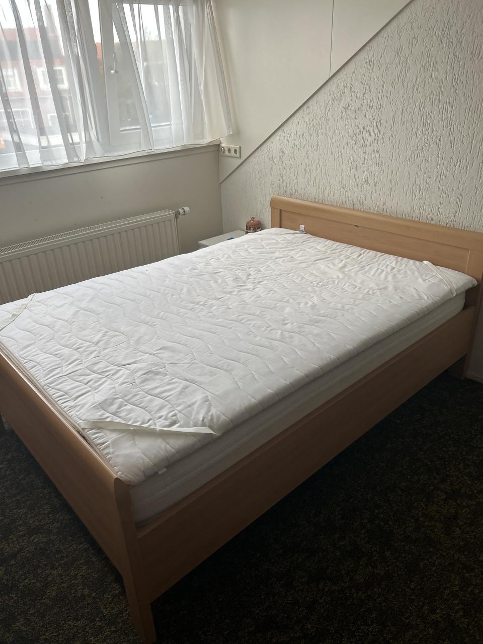 Stevig bureau en bedombouw vandaag gratis