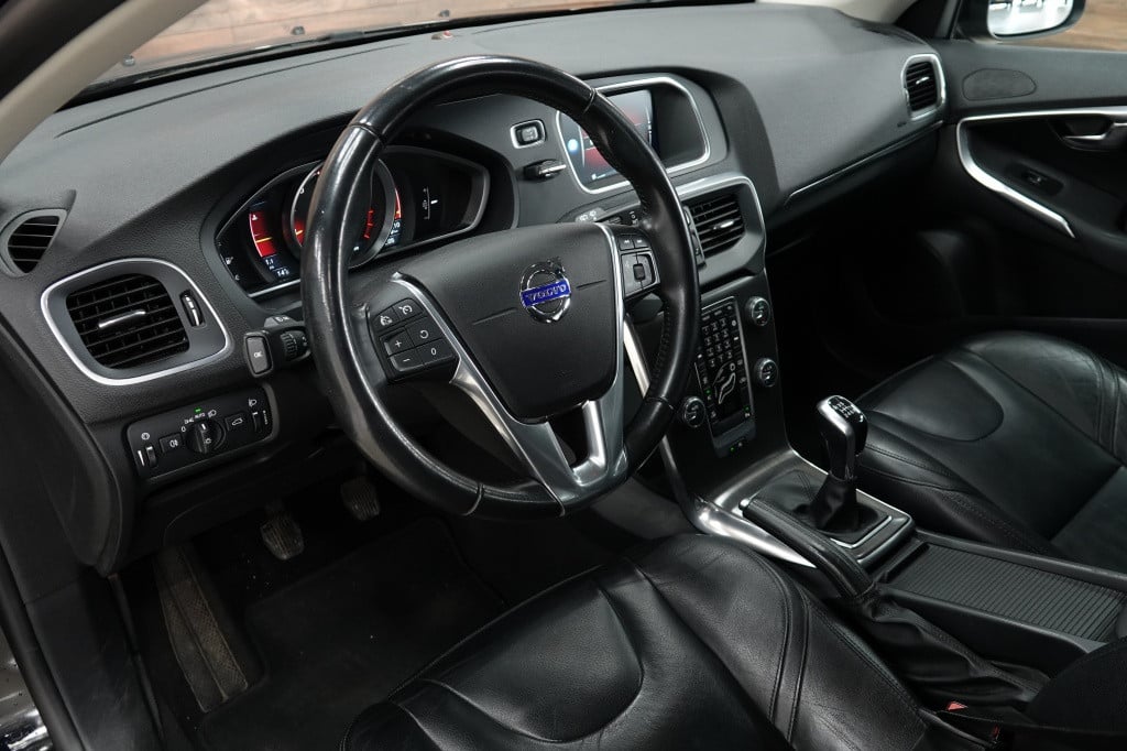 Volvo V40 2.0 t3 momentum | cruise | pdc | leder |