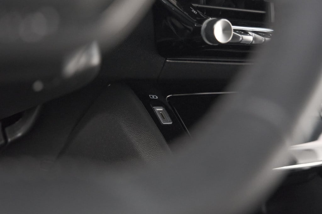 Peugeot 208 puretech 100 allure pack | camera | apple carplay | stoelverwar