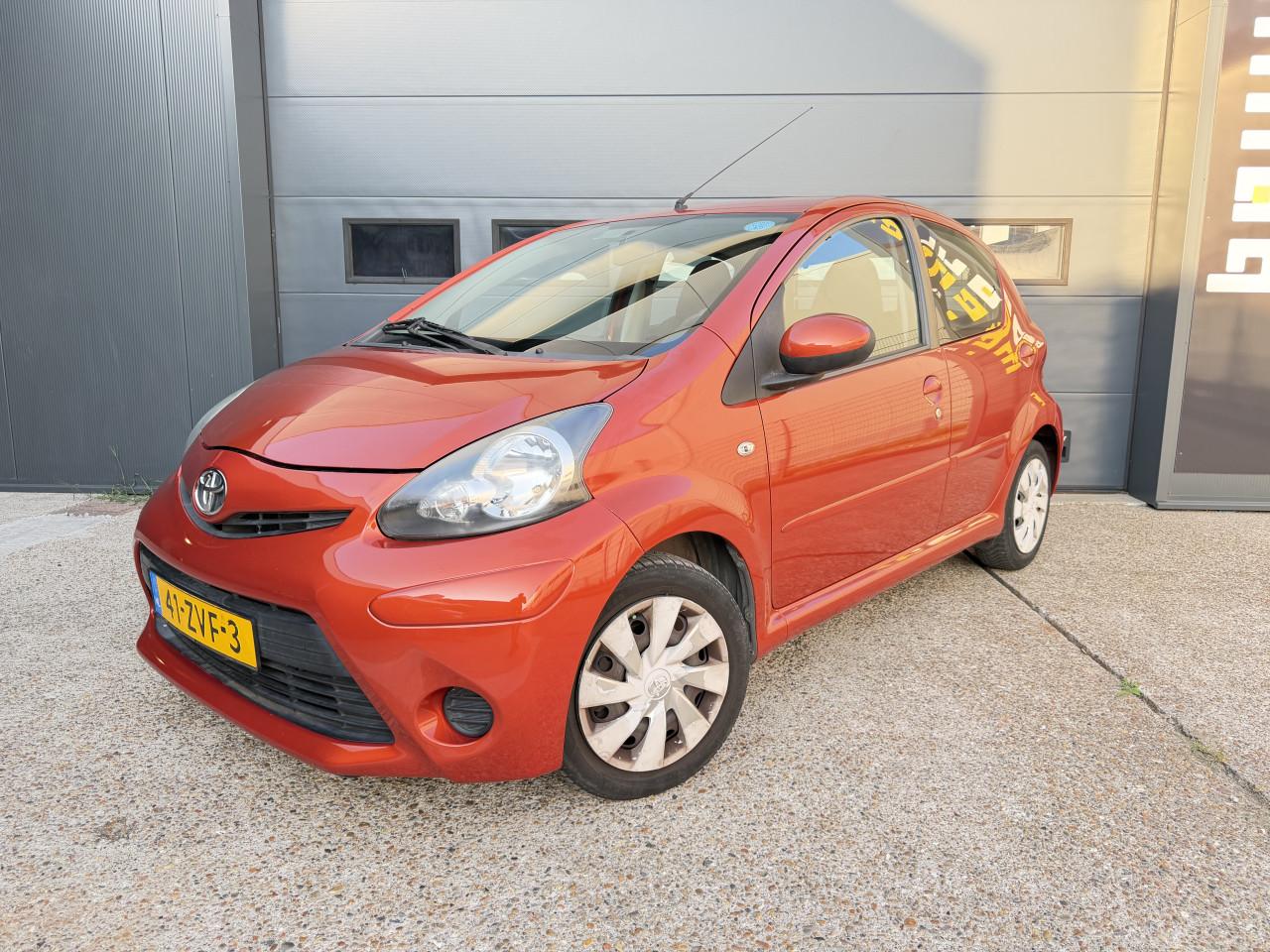 Toyota Aygo 1.0 12V Vvt-i 5DRS 2013 Dynamic Orange Airco Apk