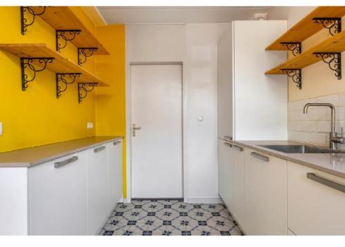 Moderne witte keuken 2,95 m met natuurstenen blad (2023)