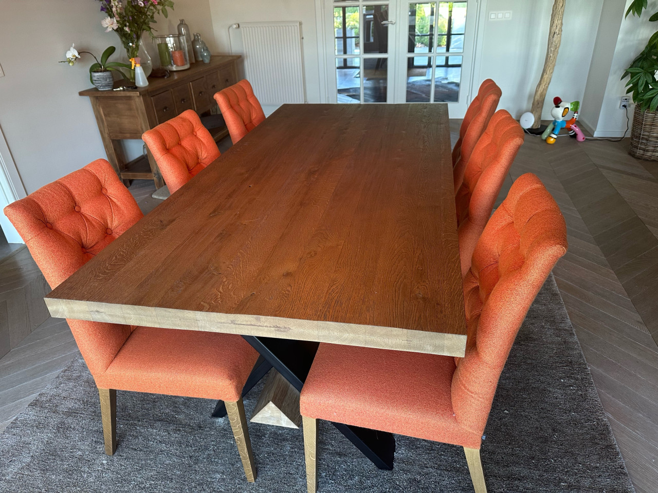 Zeer nette eettafel met 6 stoelen