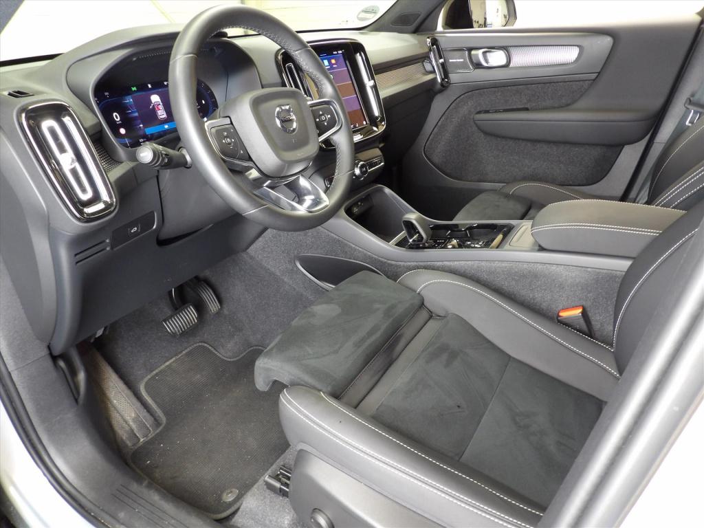 Volvo XC40 b3 163pk mild hybrid aut plus dark