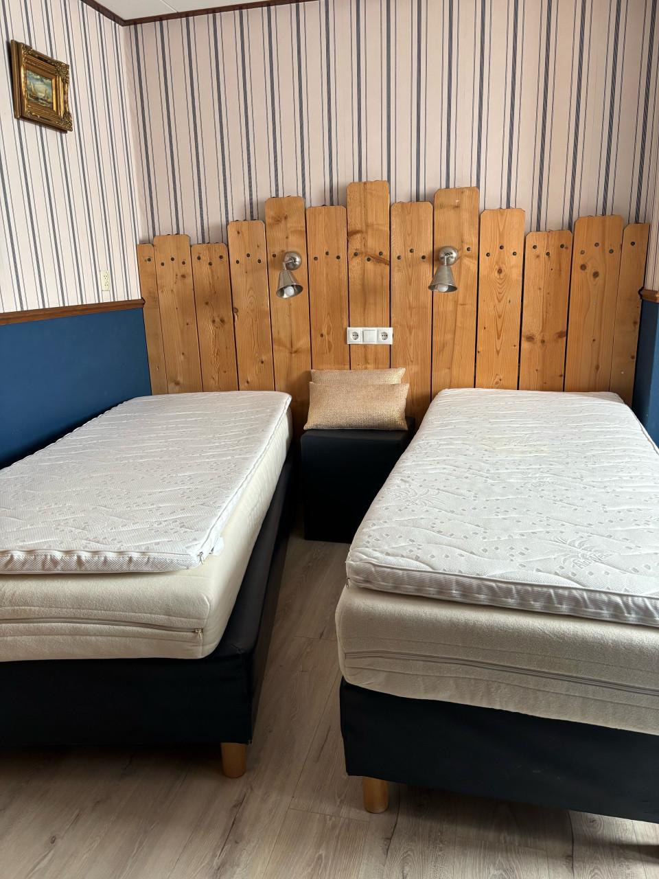 Boxspring B 0.80 x L 200 x H 0.57 Kleur boxspring donkerblauw.