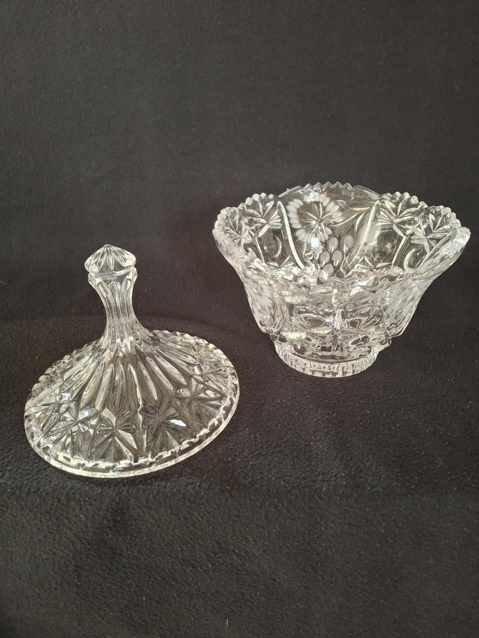 Puntgave Vintage Kristallen Bonbonnière hoogte 19cm dia 15cm