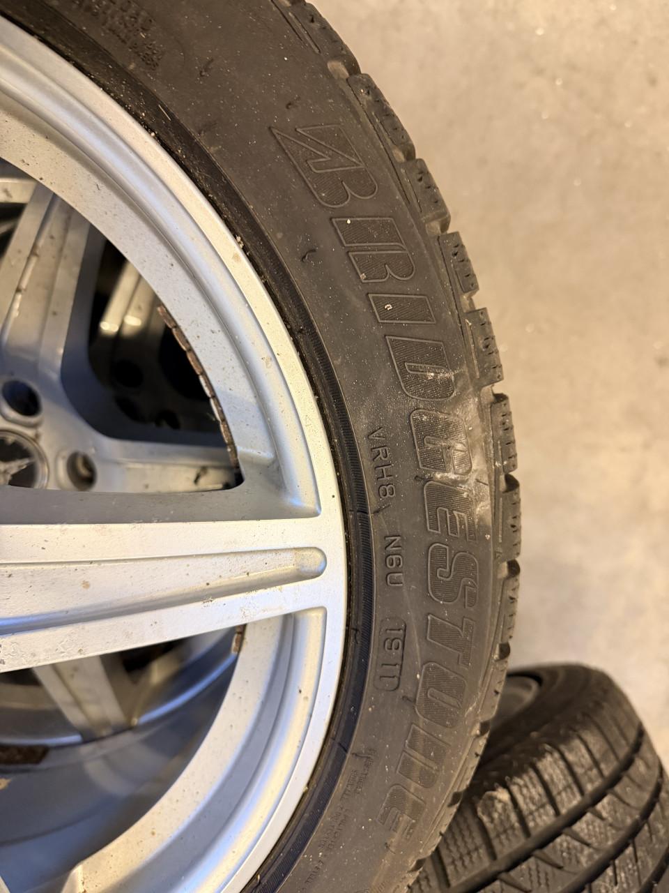 Aluminium Mercedes velgen met nieuwe winterbanden