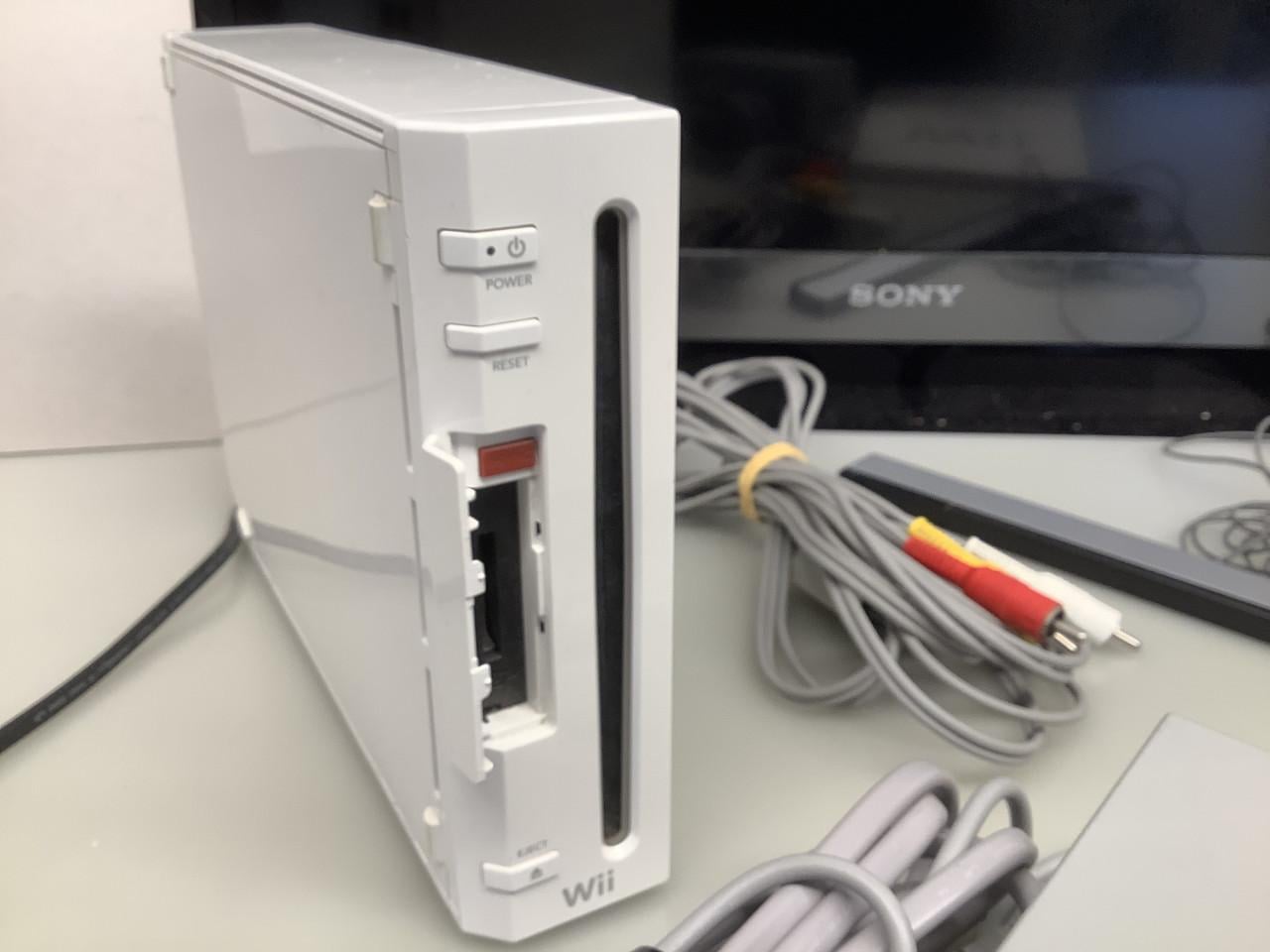 Nintendo Wii console wit, met alle benodigde aansluitingen.